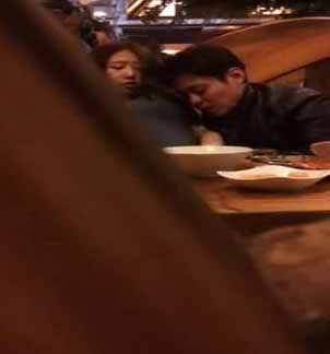 餐廳偷拍對面臺一對酒餐飯飽在瘋狂吃奶舔逼店長上前怒斥