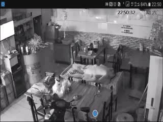 小饭店打佯后老板和媳妇在店里操逼用力过猛把小床弄塌了在餐台上搞