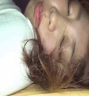 粉嫩美女大學生約會網友被迷倒無套內噴