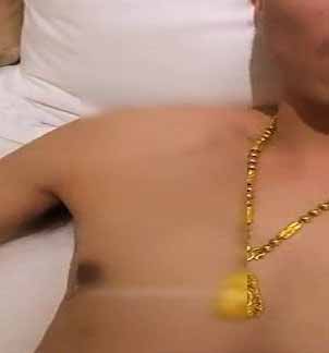 土豪金大哥和老婆閨蜜酒店開房真假香蕉輪流吃還一邊直播給狼友看