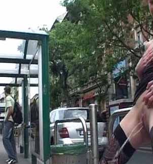 有資源！6個不同公共場所瘋狂大膽表演放尿等8V合集！絕對刺激！01