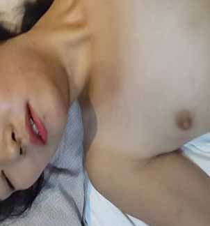 大學生情侶放假在賓館開房女孩真漂亮咪咪好白女孩說不會查房吧你快點