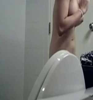 女廁偷拍參加選美的大胸美女一邊換衣一邊祈禱