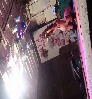 大雪紛飛撐著雨傘露天看鄉下草臺班子的精彩表演