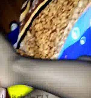 深圳大三絕色美女邊操B邊玩手機!第一次見胸又大又漂亮的妹子流鼻血瞭！