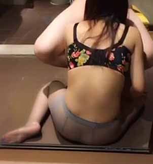 對著鏡子拿著攝像機和絲襪美女地上搞到床上
