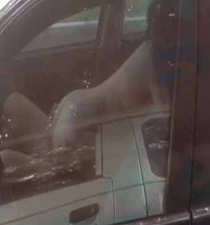 超瘋狂，廣州1對男女，大白天在馬路邊脫光車震，旁邊車裡人一直在拍都沒停