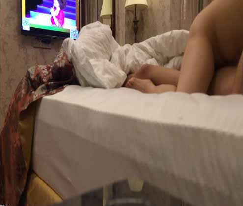 東莞再會眼鏡妹zb逼逼依然還很嫩貌似比以前成熟瞭不少