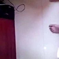 剛洗完澡的騷婦沒穿衣服玩起來電腦，被我直接按在電腦桌上幹