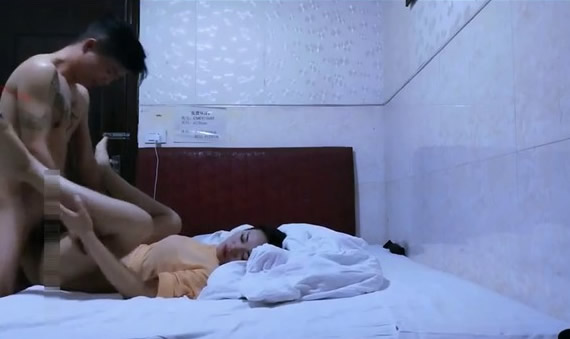 洗浴会所美女技师做足底按摩