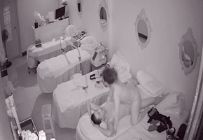 网络摄像头被黑偸拍闭店后风骚老板娘把情夫约到店里打炮在按摩床上激情女上磨的疯狂