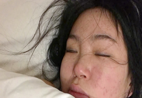 小美女在酒店吃宵夜被男友灌醉后玩虐抽尿