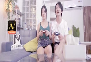 成人遊戲妳想要打電玩還是要打炮