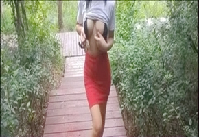 妹子公园发骚，边走边脱浑圆的大奶子，来到车里给我口交展示骚逼