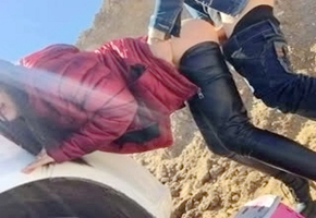 “好爽好舒服操死我”逗逼剧情紧身皮裤辣妹户外独坐被色狼搭讪强行啪啪月经还没走干净呢