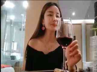今晚又阳痿了兄弟代劳约炮个素质兼职妹喝点红酒调情穿上黑丝高跟啪啪