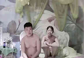 背纹胖仔小青年与身材性感高挑美乳女友开房造爱边看电视边搞歇歇停停干了4回胖仔的小弟弟有点短