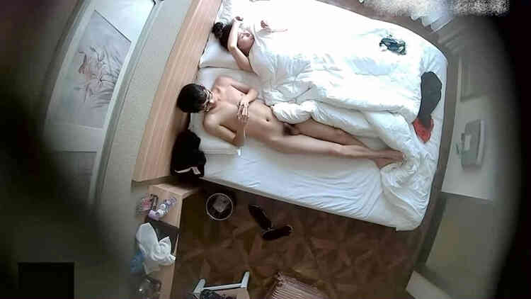 酒店偷拍年轻性感的漂亮美女和男友开房时害羞用被子盖着不让操被男强行进入干一会后主动吃鸡鸡女上位操