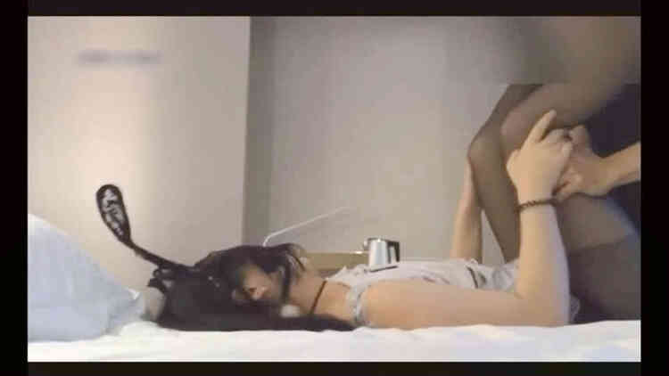 葉美上演夫妻激情大秀火辣熱舞惹的男主受不了調情扒光道具玩弄騷逼多姿勢激情爆草口活淫語太刺激了