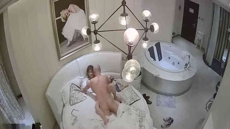 偷拍光头哥偷情少妇如胶似漆的缠绵后撕破丝袜疯狂爆操,干的激情澎湃