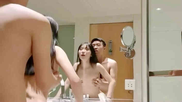 酒店让可爱女友穿上兔子装再打炮