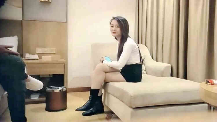 性感短裤白衣妹子啪啪，穿上情趣装扭动口交抱起来后入猛操