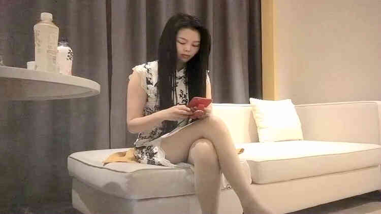 黑长直旗袍妹子啪啪肉丝撕裆手指扣弄穿着衣服被后入抽插猛操