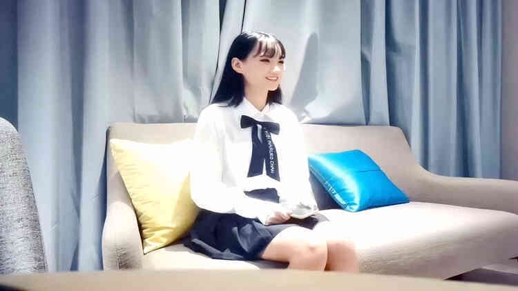 长相清纯白衣嫩妹，舌吻调情穿上情趣装后入
