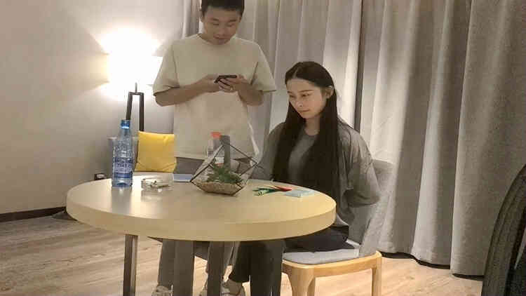 长发牛仔裤性感妹子，舔奶调情再到床上口交骑乘猛操