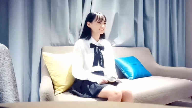 长相清纯白衣嫩妹舌吻调情穿上情趣装后入