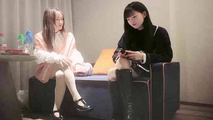 两个高颜值萌妹子双飞啪啪连体网袜抬腿侧入搞完再留一个妹子继续操