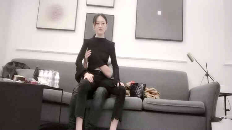 白肤美空姐兼职少妇穿着黑丝开裆沙发上站着草