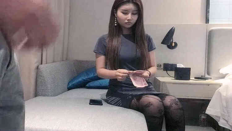 粉色裤子妹子啪啪，脱掉内裤舌吻扣逼调情再到床上大力猛操