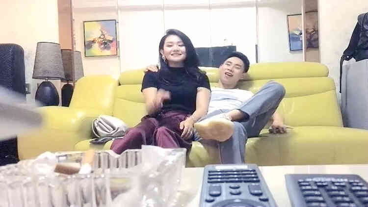 高颜值性感黑衣妹子啪啪，穿上露屁股情趣装上位骑坐站立后入猛操