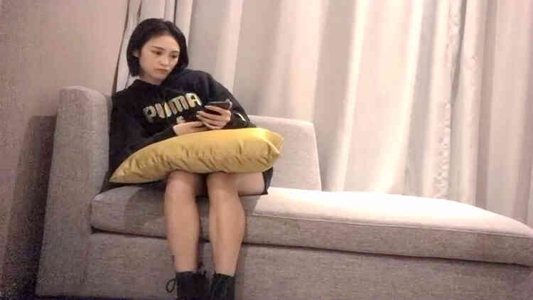 黑色卫衣长腿妹子啪啪，舌吻调情一番再到床上骑乘大力猛操