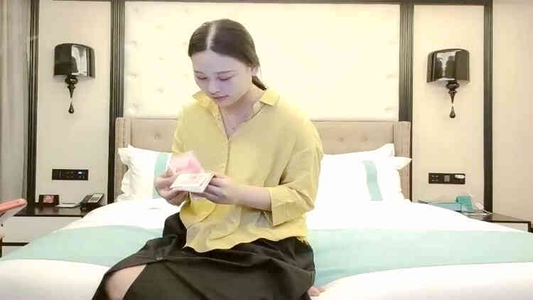 黄衣黑裙少妇酒店啪啪，肉肉身材口交侧入骑乘大力猛操