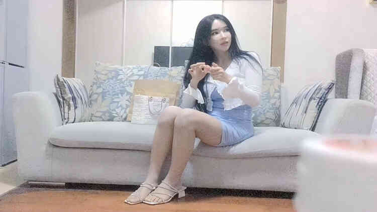 极品包臀裙妹子换上制服啪啪，69舔逼上位骑乘性感翘臀自己动