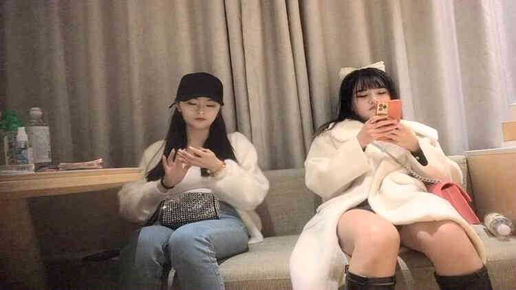 叫三个妹子，干一场00后可爱小萝莉，粉嫩青春精彩依旧