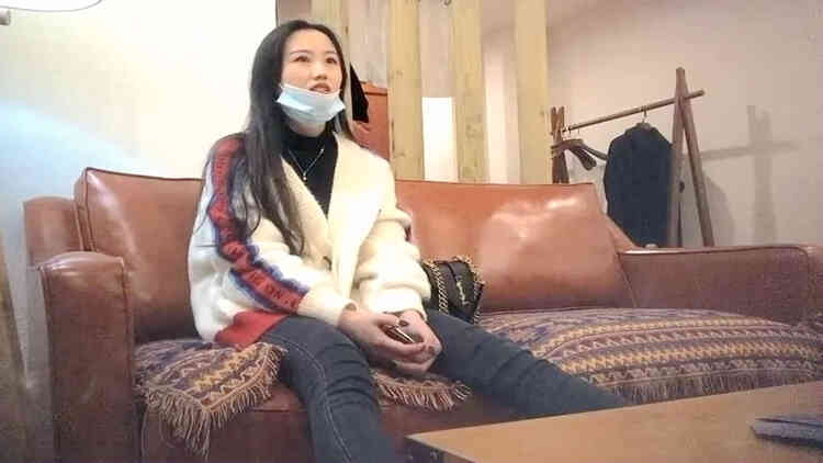 两个嫩妹留一个长相甜美，深喉口交抬腿抹润滑油侧入大力抽插猛操