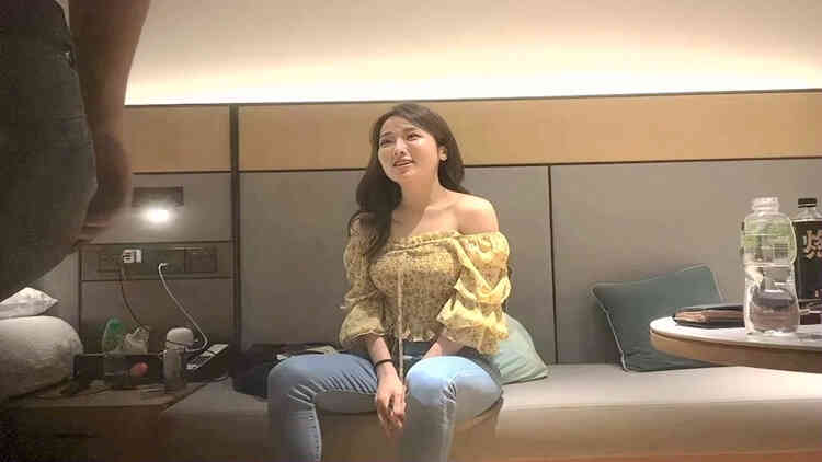 两个妹子留一个啪啪，抬腿侧入抽插猛操搞得呻吟连连