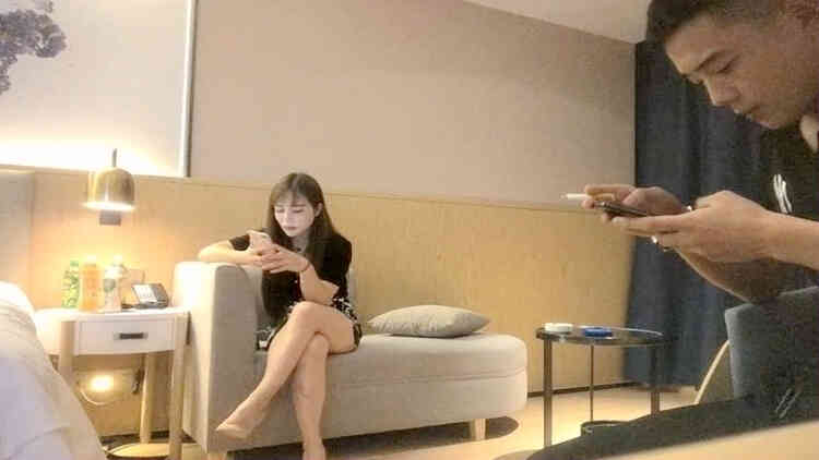 气质少妇兼职妹沙发调情干到床上