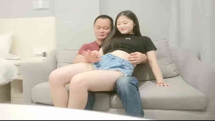 牛仔短裤黑衣妹子，近距离特写口交掰穴猛操