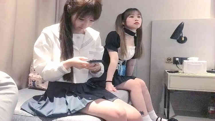 两个萝莉萌妹双飞女仆JK装，一起口交舌吻69舔逼骑乘后入轮换着操