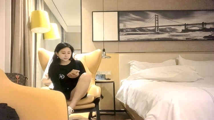 肉肉身材黑衣少妇啪啪，扣逼玩弄口交按着抽插猛操