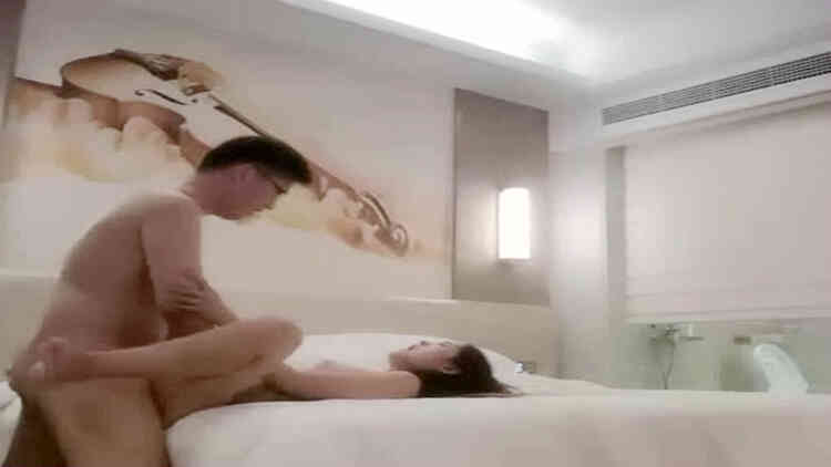 性感包臀裙长腿萌妹子穿上情趣女仆装黑丝69口交舔弄大力猛操呻吟娇喘