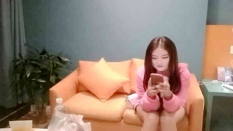 样子很嫩的大奶纹身兼职妹撕破黑丝啪啪