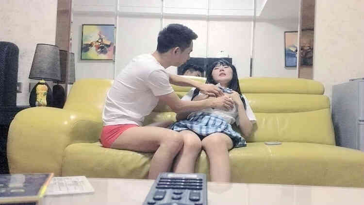 找过的JK小萝莉，沙发近景啪啪一线天妹子连连求饶