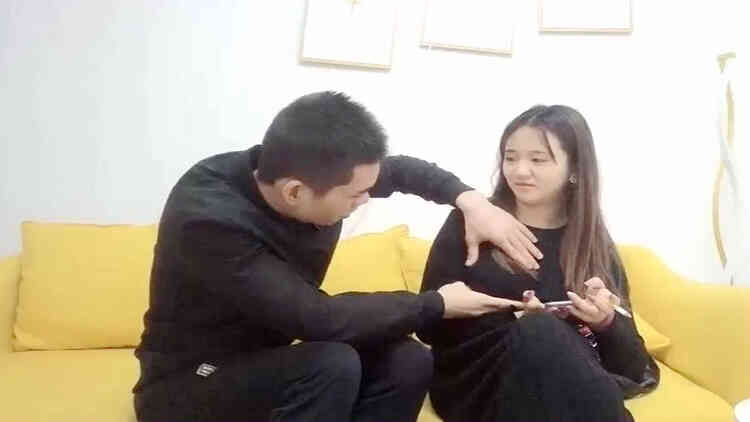 长相甜美黑衣萝莉萌妹子啪啪，张开双腿摸逼调情翘屁股掰穴后入猛操