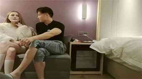 阿扑采花深夜场约了个苗条大奶网红妹子，沙发上骑坐晃动奶子抽插大力猛操