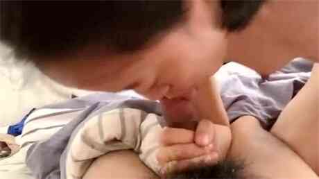 公务员小媳妇中午不休息抓紧时间和爱人来一炮这口活迟早把老公吸干